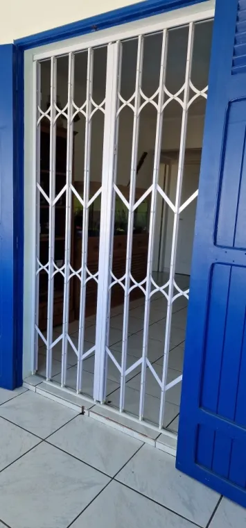 Installation d'une grille extensible de sécurité à la Plaine Saint-Denis, Saint-Denis, MAXIDOR