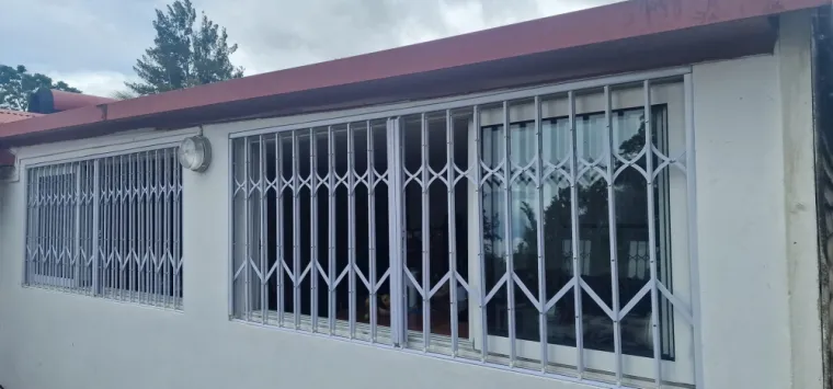 Installation de grilles extensibles de sécurité en acier à Saint-Denis