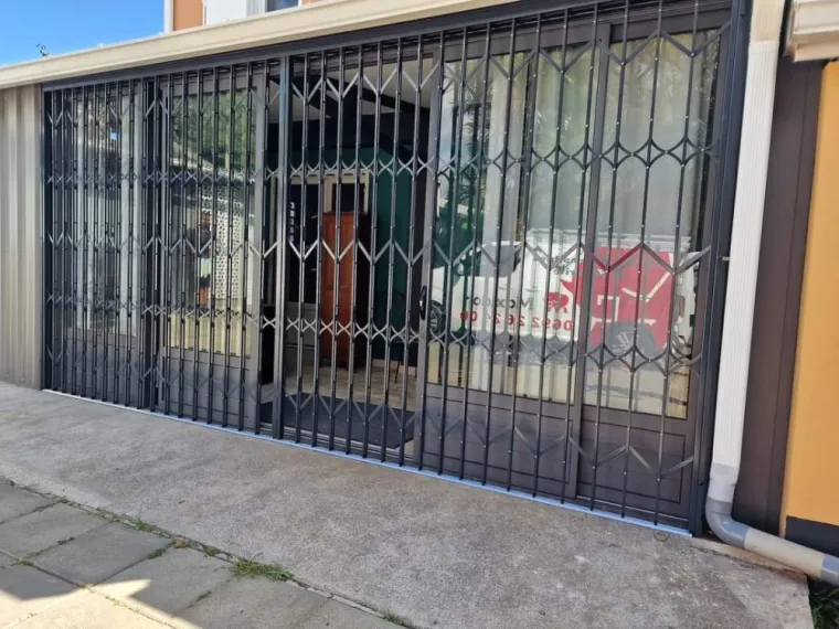 Pose de grille de sécurité pour baie vitrée de maison à La Réunion, Saint-Denis, MAXIDOR