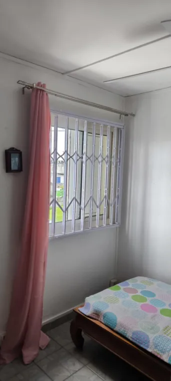 Installation de barreaux de fenêtres dans une chambre de maison au rez-de-chaussée à Saint-Denis, La Réunion, Saint-Denis, MAXIDOR