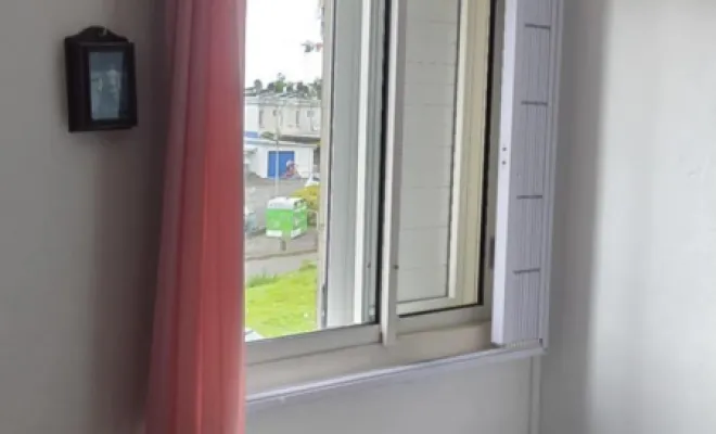 Installation de barreaux de fenêtres dans une chambre de maison au rez-de-chaussée à Saint-Denis, La Réunion, Saint-Denis, MAXIDOR